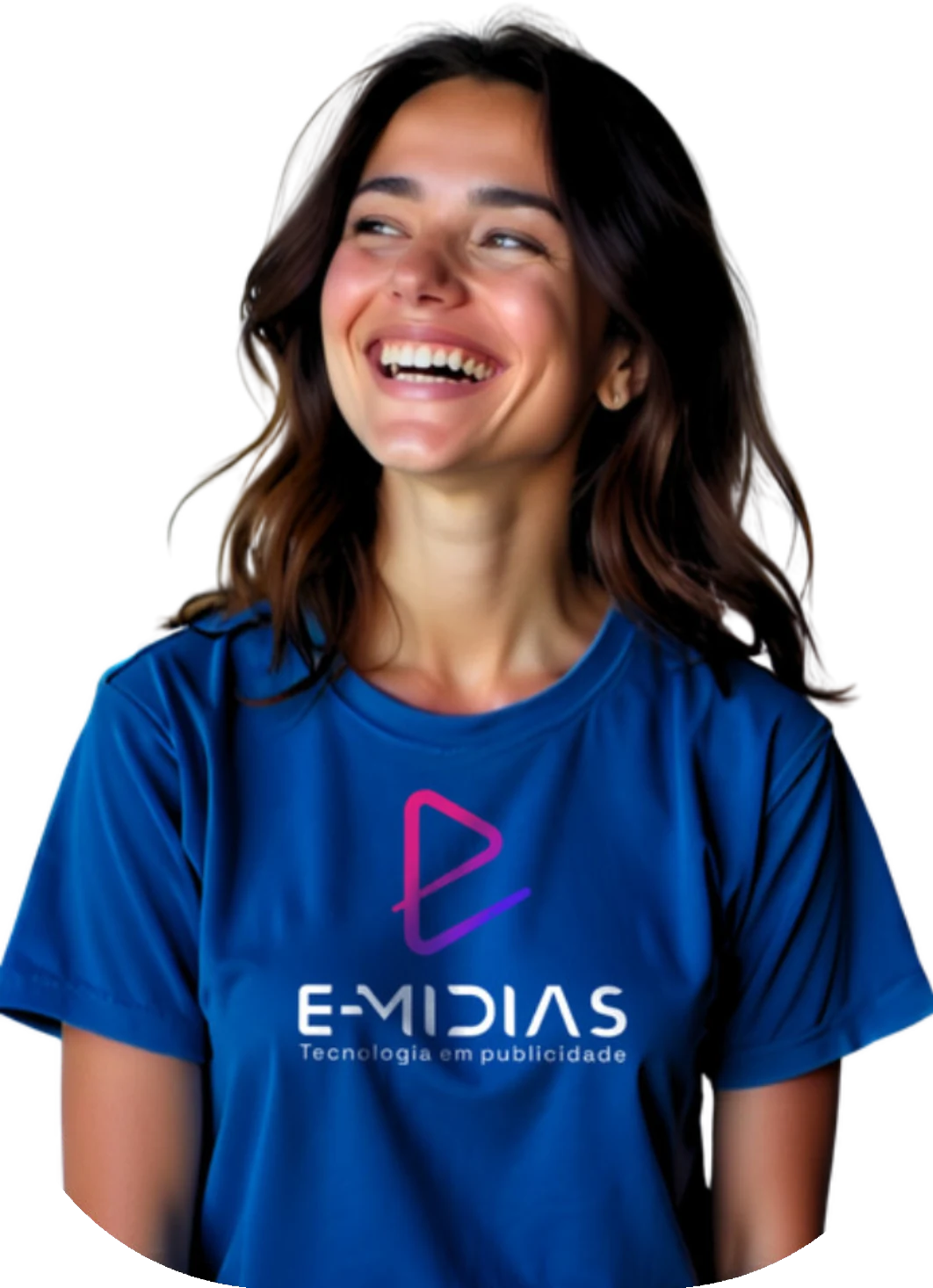 Mulher sorrindo com a camiseta da E-Mídias