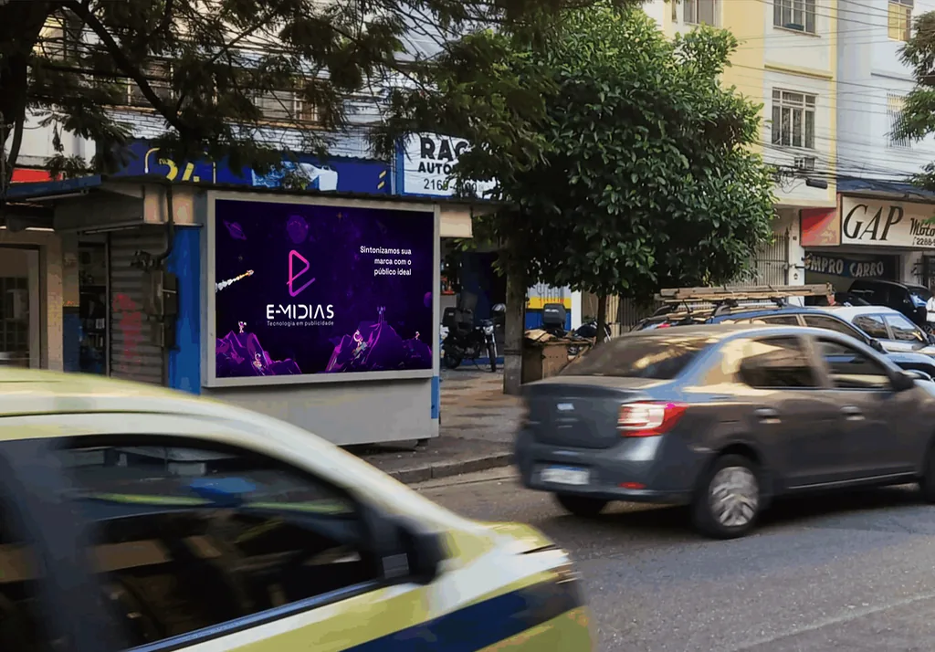 Painel de mídia exterior da E-Mídias numa avenida movimentada