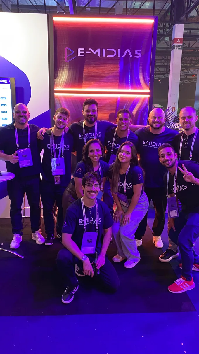 Equipe da E-Mídias reunida em um evento