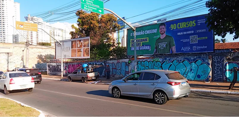 Quarto registro de campo, com o ponto ao fundo e o trânsito em primeiro plano